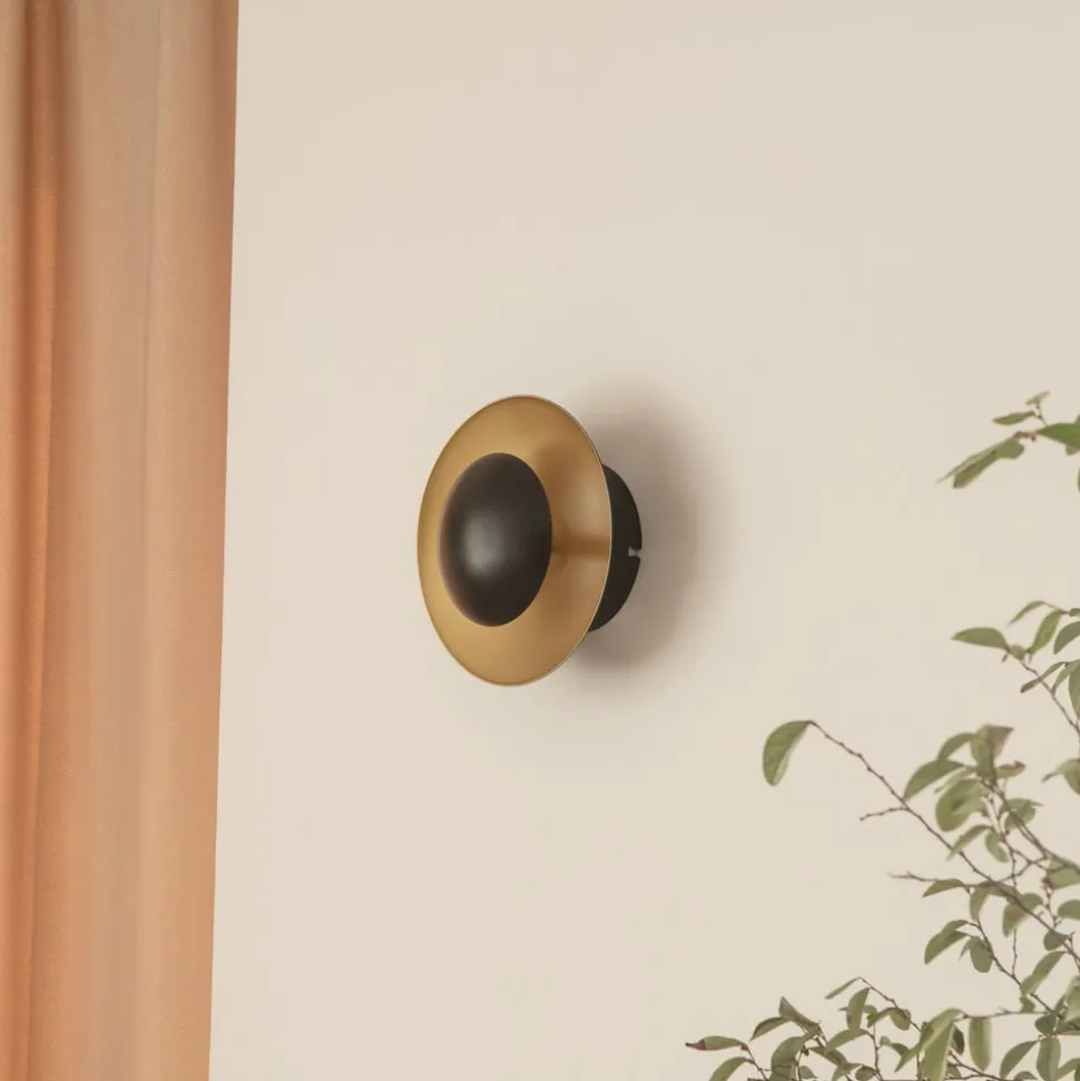 Lindby LED-væglampe Tiama, metal, sort/guld, Ø 20 cm