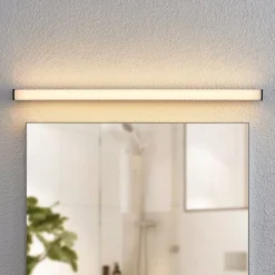 Lindby LED-væglampe til badeværelset Ulisan, 89 cm, sort, kantet