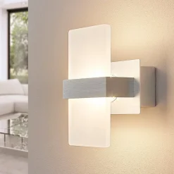 Lindby LED-væglampe Yorick, 18 cm, aluminium/hvid med afbryder