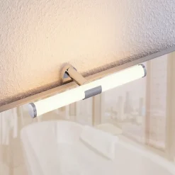 Lindby Naili LED-spejllampe, krom