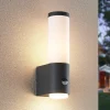 Lindby Okari udendørs væglampe med sensor, lige