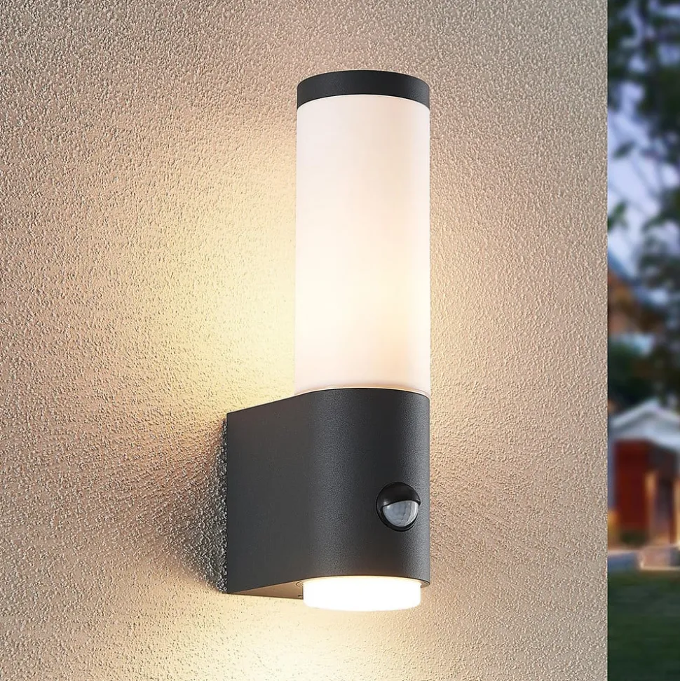 Lindby Okari udendørs væglampe med sensor, lige