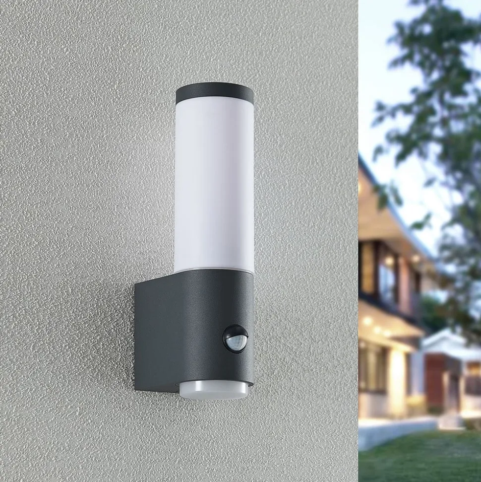 Lindby Okari udendørs væglampe med sensor, lige