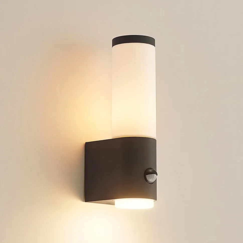 Lindby Okari udendørs væglampe med sensor, lige