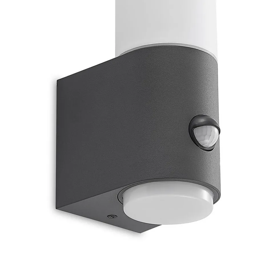 Lindby Okari udendørs væglampe med sensor, lige