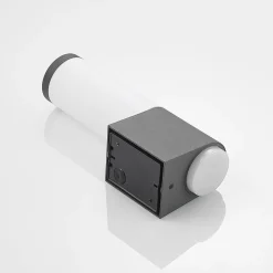 Lindby Okari udendørs væglampe med sensor, lige