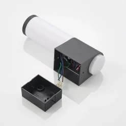 Lindby Okari udendørs væglampe med sensor, lige