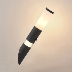 Lindby Okari udendørs væglampe med sensor fakkel