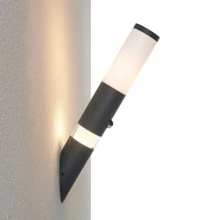 Lindby Okari udendørs væglampe med sensor fakkel