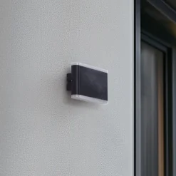 Lindby Smart LED udendørs væglampe Elvi, CCT, RGB, Tuya, IP54