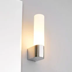 Lindby spejllampe Melike, 27 cm, krom, IP44, stikkontakt