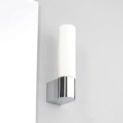 Lindby spejllampe Melike, 27 cm, krom, IP44, stikkontakt
