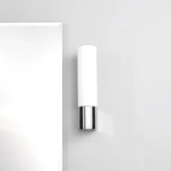Lindby spejllampe Melike, 27 cm, krom, IP44, stikkontakt