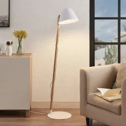 Lindby Tetja gulvlampe med træstang, hvid