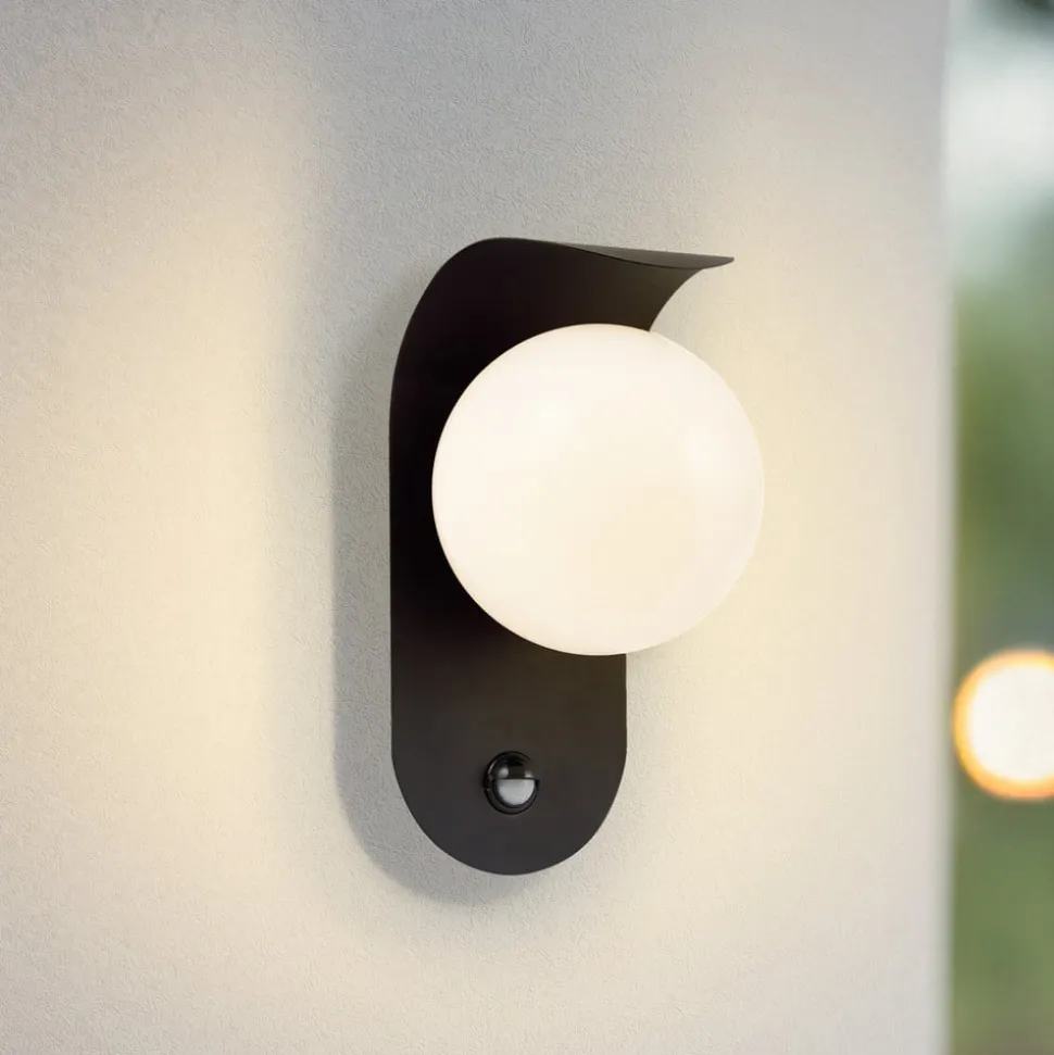 Lindby udendørs LED-væglampe Lacie, sensor, sort/hvid, aluminium