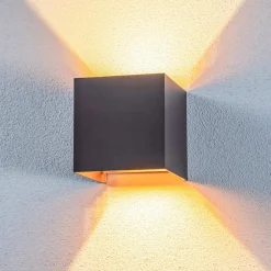 Lindby udendørs LED-væglampe Nivar, kantet, sort/guld, IP54