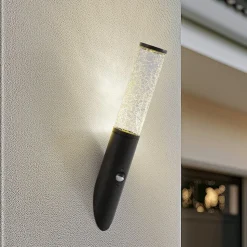 Lindby udendørs væglampe Gavros, sort, aluminium, sensor