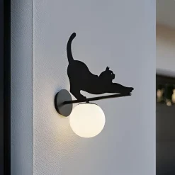 Lindby udendørs væglampe Katti, metal, sort, IP44, kat