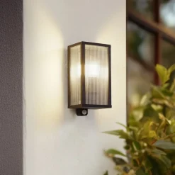 Lindby udendørs væglampe Peldar, sensor, riflet, IP44, E27