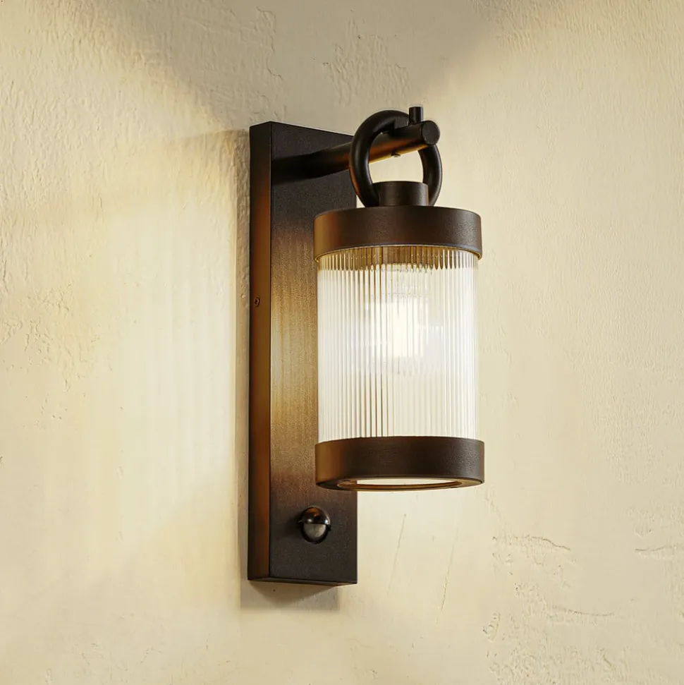 Lindby udendørs væglampe Yrene, 20cm, sort, sensor, riffel
