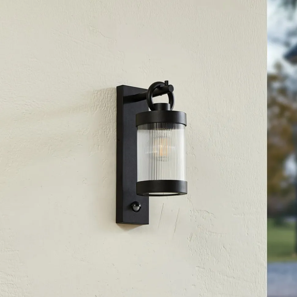 Lindby udendørs væglampe Yrene, 20cm, sort, sensor, riffel