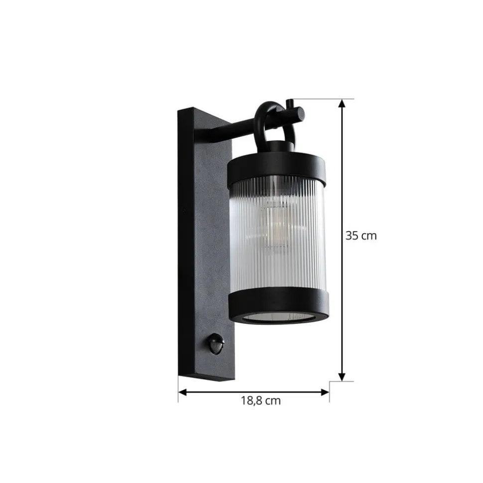 Lindby udendørs væglampe Yrene, 20cm, sort, sensor, riffel