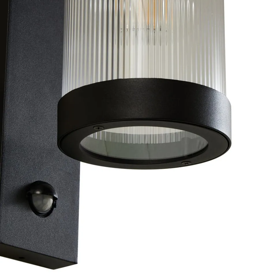 Lindby udendørs væglampe Yrene, 20cm, sort, sensor, riffel