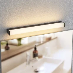 Lindby Ulisan LED-væglampe til bad, kantet 58,8 cm