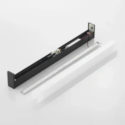 Lindby Ulisan LED-væglampe til bad, kantet 58,8 cm