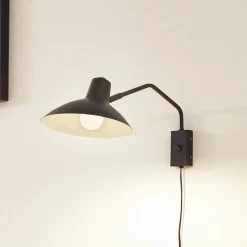 Lindby væglampe Adrik, sort, metal, med stikprop