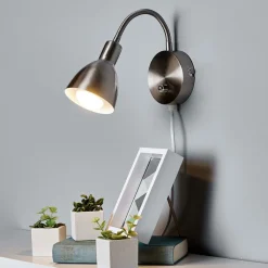 Lindby væglampe Amrei, nikkelfarvet, 42 cm, stik, dæmpbar