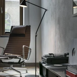 Louis Poulsen NJP LED-gulvlampe 2.700 K, sort