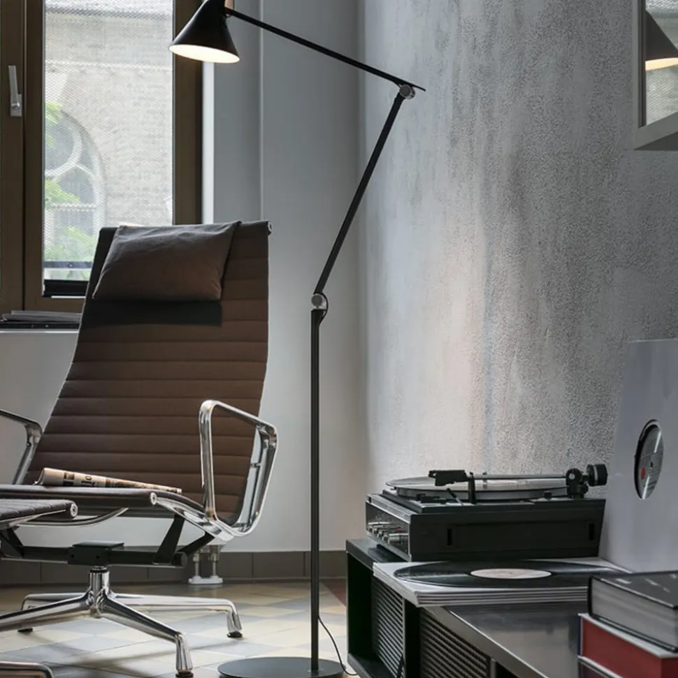 Louis Poulsen NJP LED-gulvlampe 2.700 K, sort