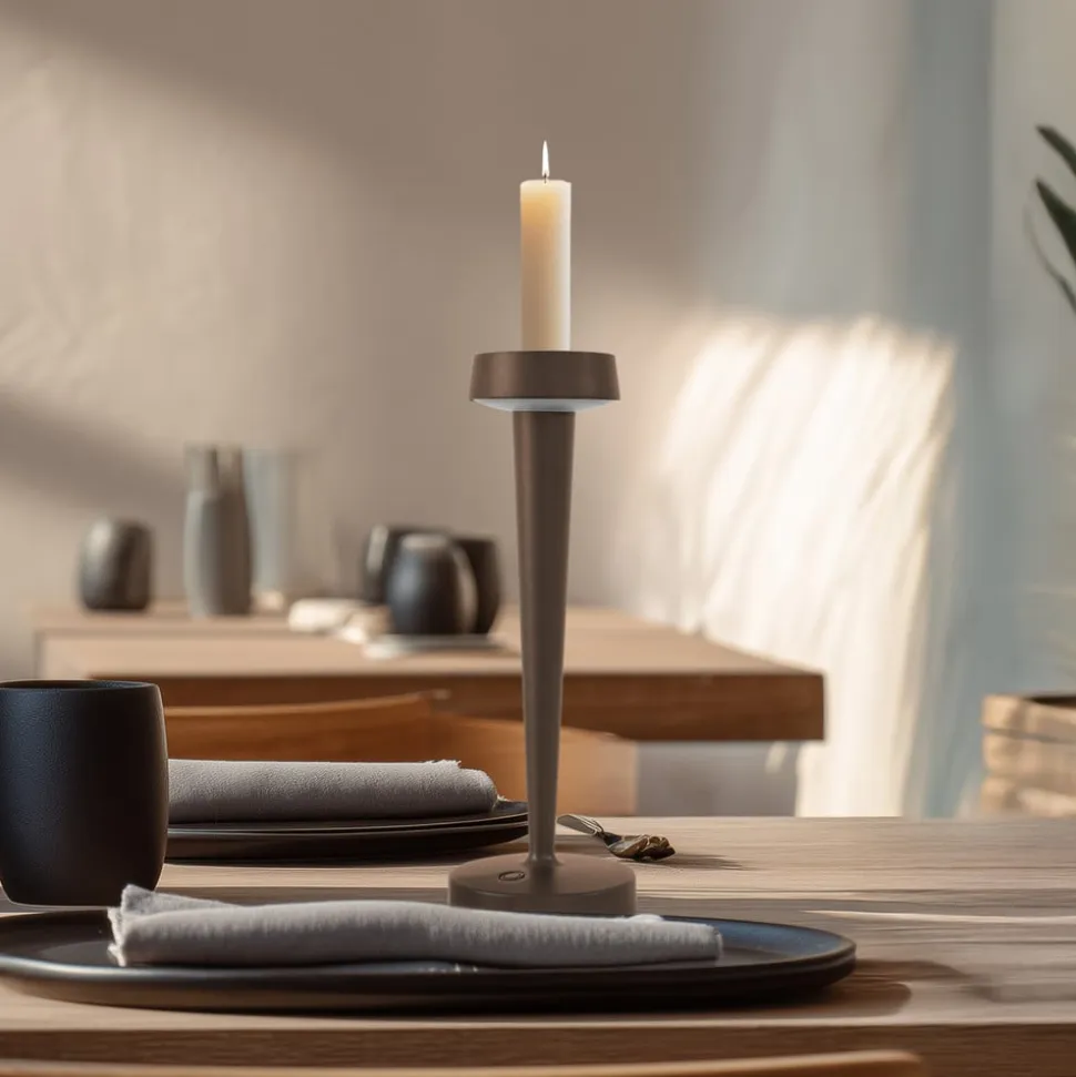 Lucande LED-batteridrevet lysestage Lea, vase, mørkebrun, 28 cm
