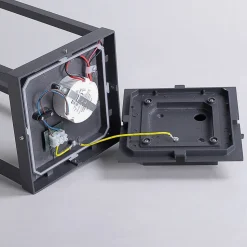 Lucande LED-sokkellampe Lealan, sort, metal, 23 cm, IP54