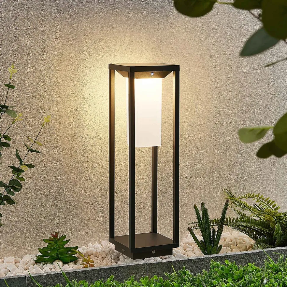 Lucande LED-solcellelampe Eliel, højde 50 cm, sort