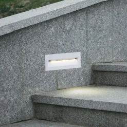 Lucande LED-vægindbygningslampe Loya, 23 x 8 cm, hvid, IP54