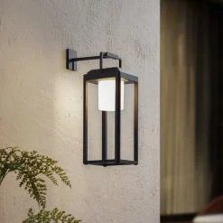 Lucande LED-væglampe Tilena, kantet, sort, aluminium