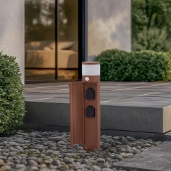 Lucande sokkellampe Corban, rust, sensor, stikkontakter, IP44