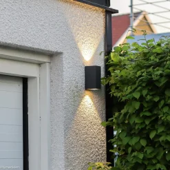 Lucande udendørs LED-væglampe Tavi, højde 15 cm, sort