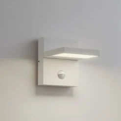 Lucande udendørs LED-væglampe Silvan, hvid, sensor, IP54, 16 cm