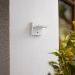 Lucande udendørs LED-væglampe Silvan, hvid, sensor, IP54, 16 cm