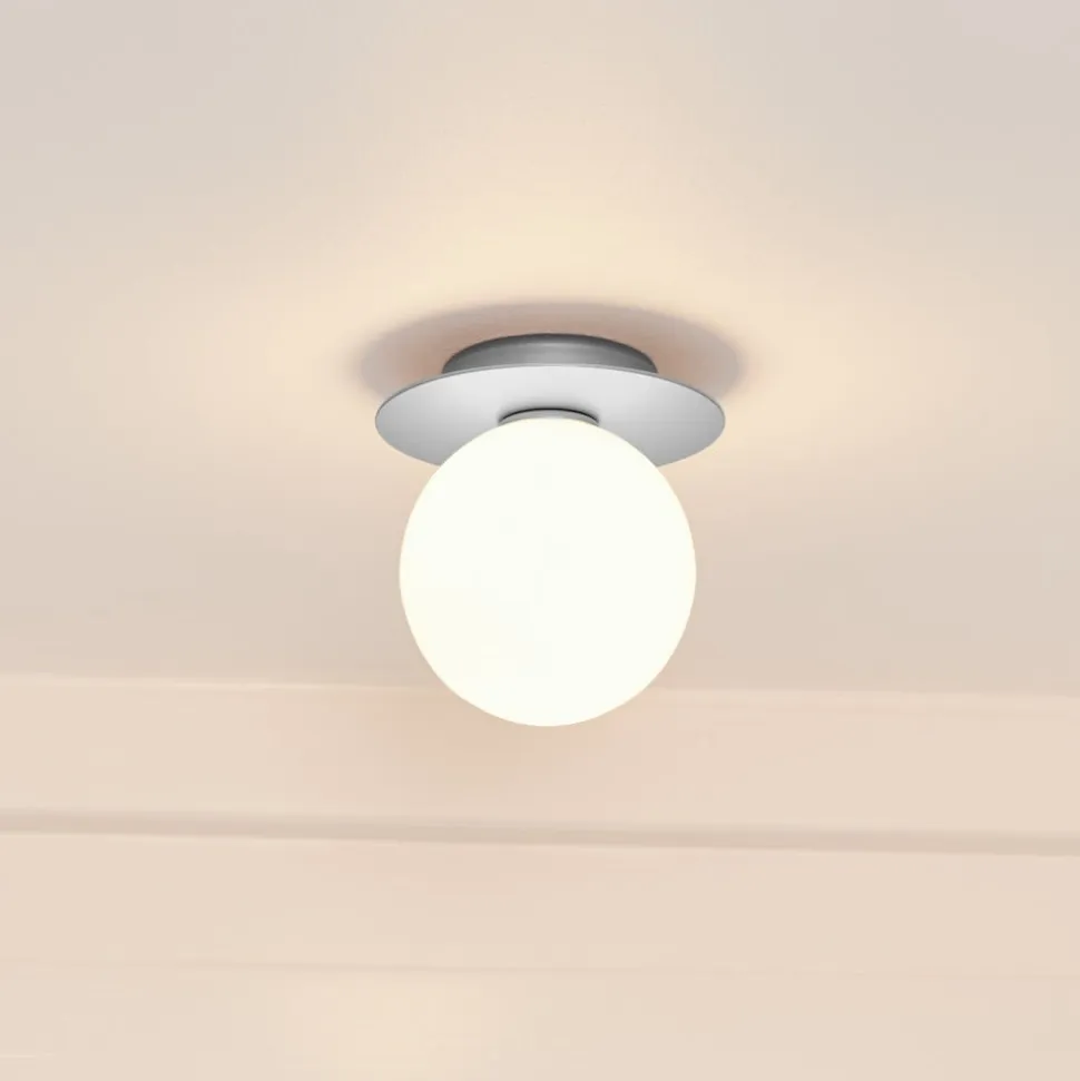 Nuura Liila 1 Medium væglampe IP44, sølv/hvid, varmhvid