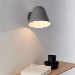 Nyta Tilt Wall Short væglampe, grå