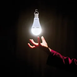 OSRAM LED-pære E27 8W mat 4000K genopladeligt batteri nødlys