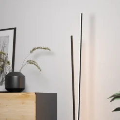 Panagria LED-gulvlampe, sort med trædetaljer