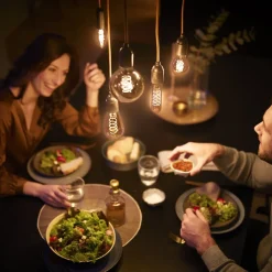 Philips E27 LED-pære A60 3,1 W 1.800 K guld