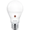 Philips E27 LED-pære, dag/nat-sensor 7,5 W 2.700 K