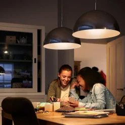 Philips E27 LED-pære, dag/nat-sensor 7,5 W 2.700 K