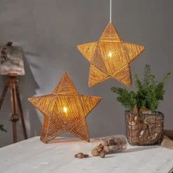 Rappe dekostjerne af papirsnører, stående